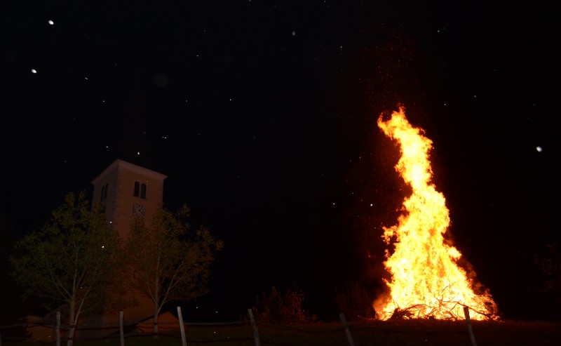 ZAPALJEN TRADICIONALNI JURJEVSKI KRIJES