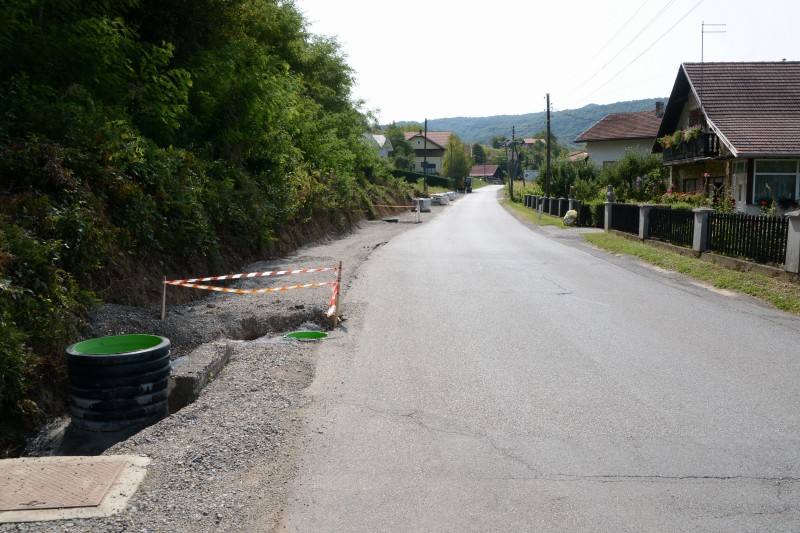 ZAPOČELI PRIPREMNI RADOVI NA IZGRADNJI NOGOSTUPA NA DIJELU ŽUPANIJSKE CESTE ŽC 2224 GORNJA STUBICA - SVETI MATEJ OD HUMA STUBIČKOG PREMA JAKŠINCU
