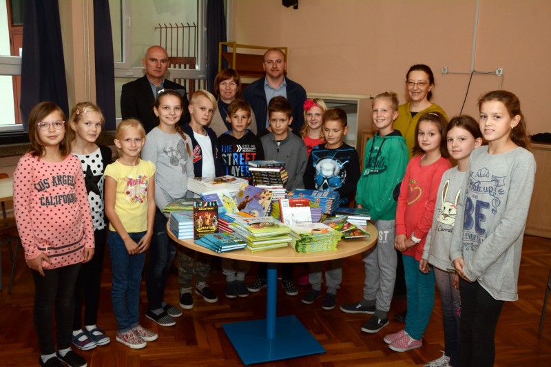 OSNOVNA ŠKOLA MATIJE GUPCA NABAVILA LEKTIRNE NASLOVE ZA UČENIKE NIŽIH RAZREDA TEMELJEM DONACIJE NJEMAČKOG GRADA ASCHAFFENBURGA