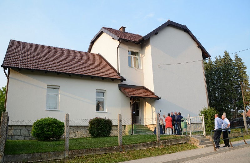 DELEGACIJE KRAPINSKO-ZAGORSKE ŽUPANIJE I OPĆINE GORNJA STUBICA OBIŠLE RADOVE NA ENERGETSKOJ OBNOVI PODRUČNE ŠKOLE U SVETOM MATEJU