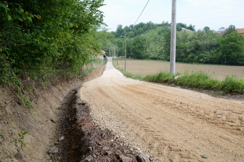 NASTAVLJENO JE ODRŽAVANJE NERAZVRSTANIH CESTA I ODVODNIH JARAKA NA PODRUČJU OPĆINE GORNJA STUBICA
