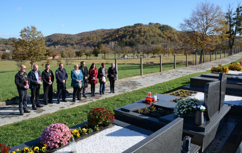 ODAVANJE POČASTI POGINULIM HRVATSKIM BRANITELJIMA NA MJESNOM GROBLJU U GORNJOJ STUBICI POVODOM BLAGDANA SVIH SVETIH I DUŠNOG DANA