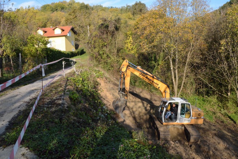 POČELI RADOVI NA SANACIJI KLIZIŠTA NA NERAZVRSTANOJ CESTI NC 2-009 LUKCI U NASELJU DUBOVEC