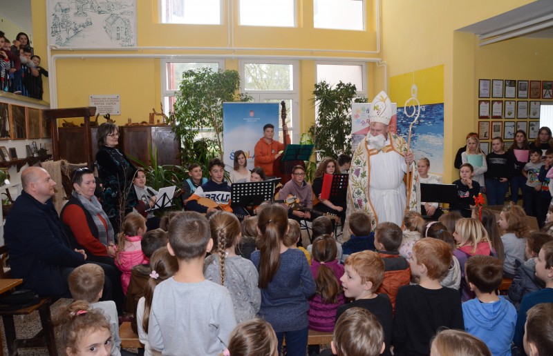 DARIVANJE DJECE U OSNOVNOJ ŠKOLI MATIJE GUPCA POVODOM DANA SVETOG NIKOLE