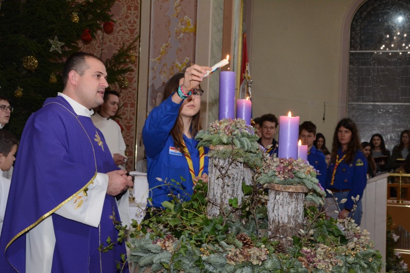 U ŽUPNU CRKVU SVETOG JURJA MUČENIKA U GORNJOJ STUBICI DONESENO BETLEHEMSKO SVJETLO MIRA