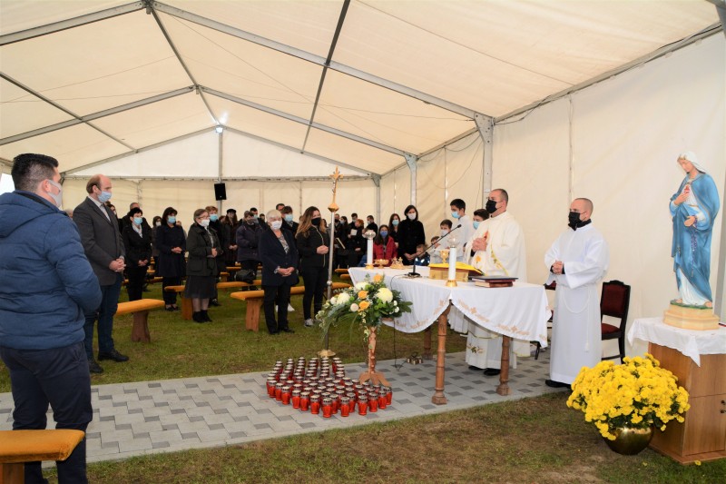 PROSLAVLJEN BLAGDAN SVIH SVETIH