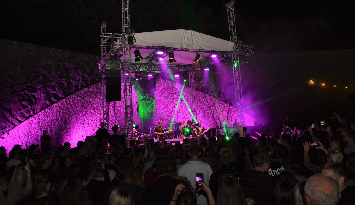 PRLJAVO KAZALIŠTE ODRŽALO SPEKTAKULARNI KONCERT U GORNJOJ STUBICI ISPRED SPOMENIKA MATIJI GUPCU