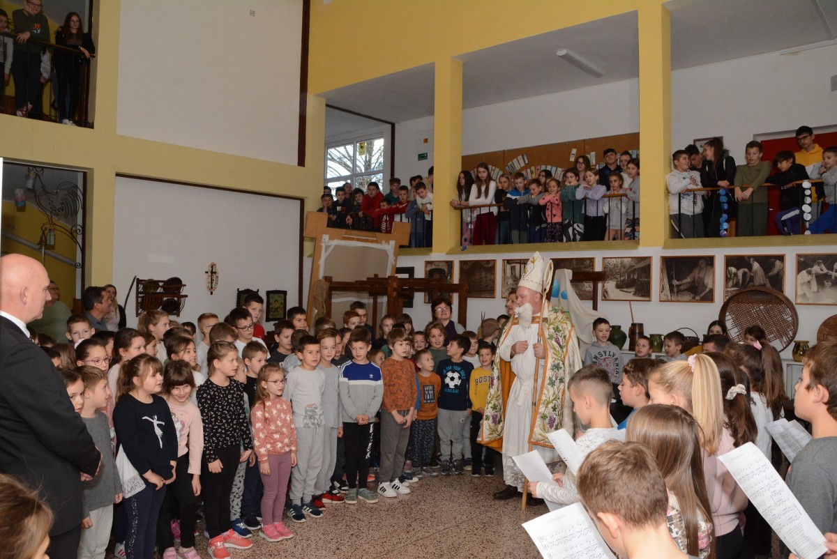 SVETI NIKOLA POSJETIO I NAŠU OSNOVNU ŠKOLU MATIJE GUPCA