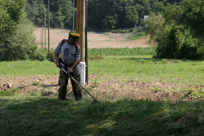 DJELATNICI ZAPOSLENI PREKO JAVNIH RADOVA VRŠE UKLANJANJE AMBROZIJE NA PODRUČJU OPĆINE