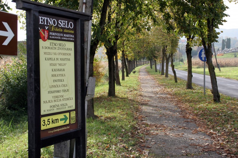 POSTAVLJENE TURISTIČKE TABLE ZA ETNO SELO 