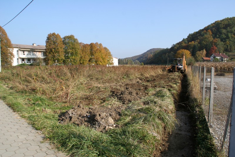ISKOP ODVODNIH KANALA KOD OŠ MATIJE GUPCA