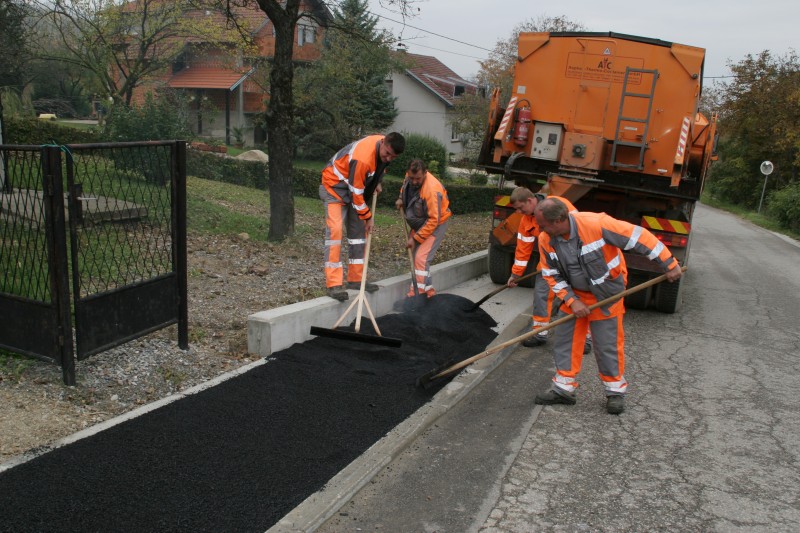ZAVRŠENO ASFALTIRANJE NOGOSTUPA U SVETOM MATEJU
