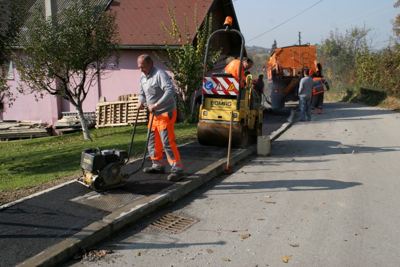 ASFALTIRANJE NOGOSTUPA U VOLAVCU