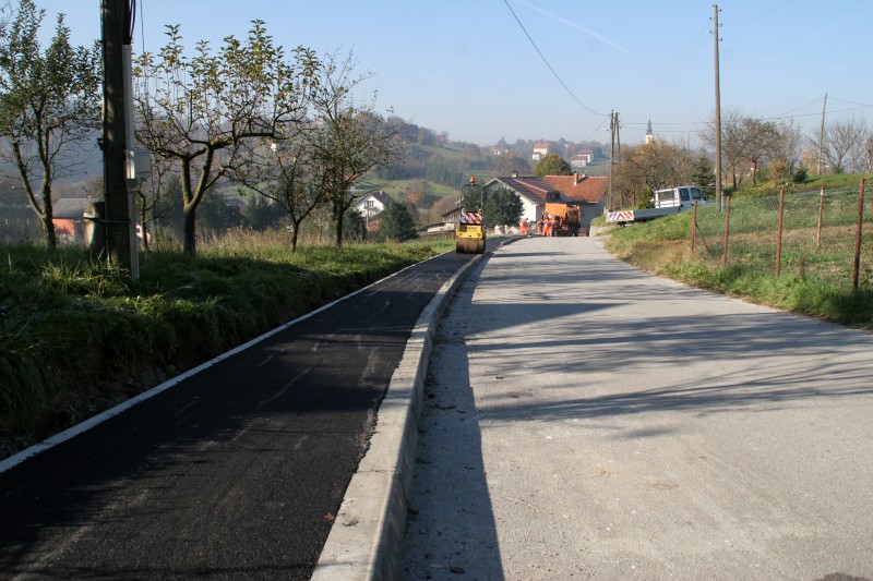 ZAVRŠENO ASFALTIRANJE NOGOSTUPA U VOLAVCU