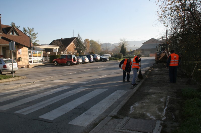 U TIJEKU PRIPREMNI RADOVI ZA ASFALTIRANJE NOGOSTUPA U HRENICAMA