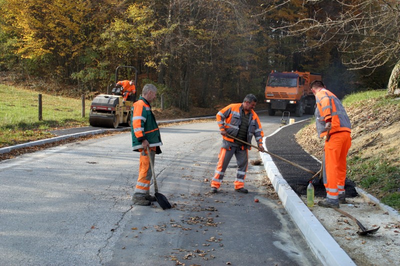 ASFALTIRANJE NOGOSTUPA U BANŠĆICI