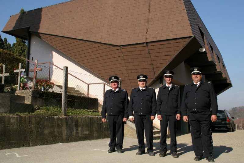 ZAPOSLENICI GROBLJA DOBILI NOVA SVEČANA RADNA ODIJELA