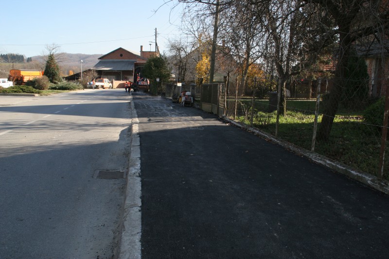 ZAVRŠENO ASFALTIRANJE NOGOSTUPA U HRENICAMA