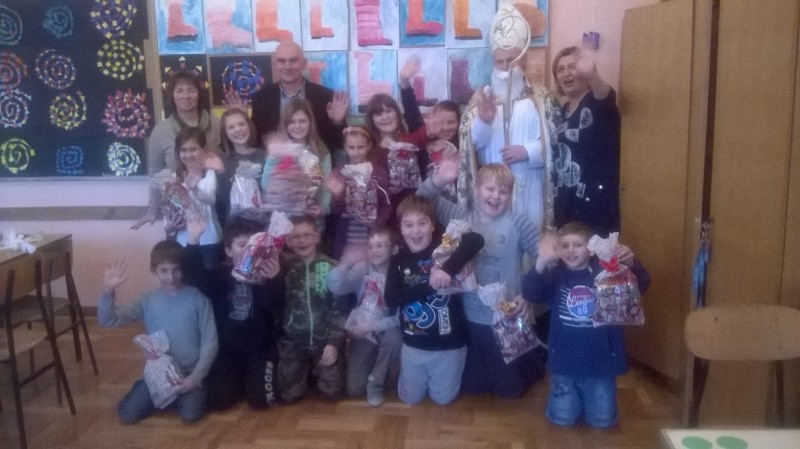 DARIVANJE DJECE U OSNOVNOJ ŠKOLI POVODOM DANA SVETOG NIKOLE