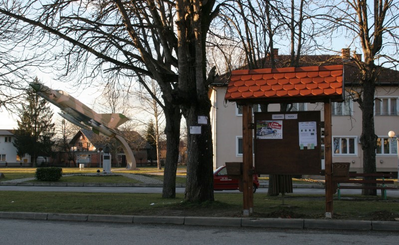IZGRAĐENA I POSTAVLJENA OGLASNA PLOČA