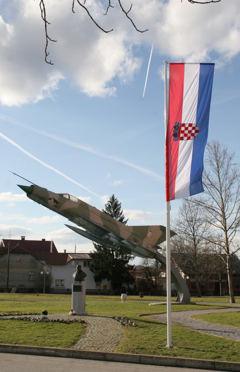 Postavljen novi jarbol u Spomen parku Rudolfa Perešina