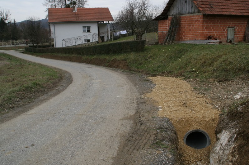 NAKON ZIMSKOG PERIODA OPĆINA GORNJA STUBICA ZAPOČELA SA ODRŽAVANJEM NERAZVRSTANIH CESTA I ODVODNIH JARAKA