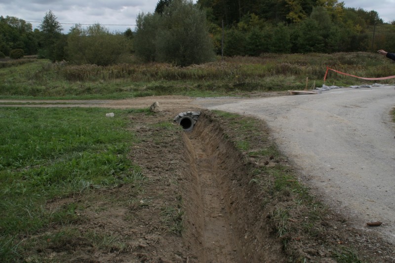 IZGRADNJA PROPUSTA I ISKOP ODVODNOG JARKA U GUSAKOVCU