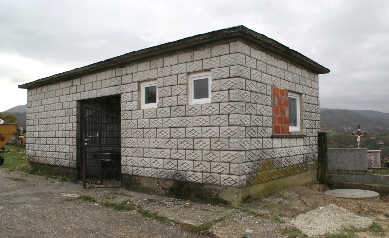 UREĐEN PROSTOR NA ULAZU U MJESNO GROBLJE SVETI MATEJ U SVETOM MATEJU