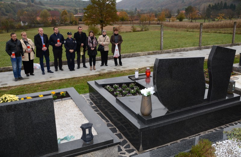 ODAVANJE POČASTI POGINULIM HRVATSKIM BRANITELJIMA NA MJESNOM GROBLJU U GORNJOJ STUBICI POVODOM BLAGDANA SVIH SVETIH I DUŠNOG DANA