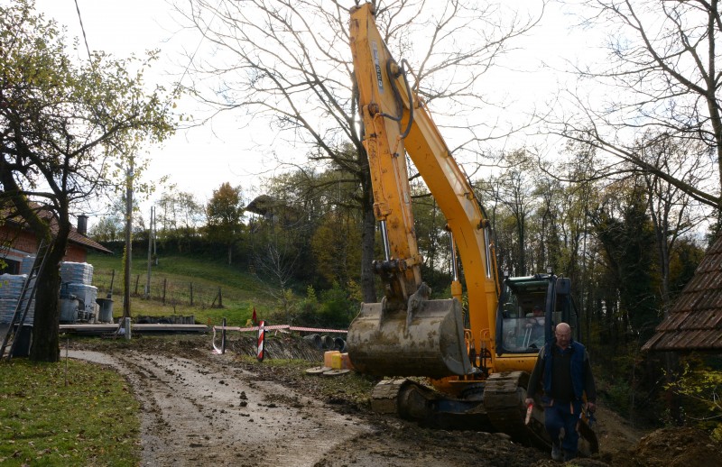 POČELI RADOVI NA SANACIJI KLIZIŠTA KOD ŠOBAKA NA OPĆINSKOJ NERAZVRSTANOJ CESTI NC 1-009 ŠOBAKI-PELESKI U NASELJU DOBRI ZDENCI