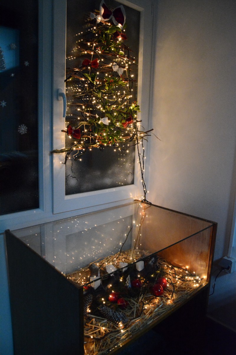 OSVIJETLJEN DRUGI ADVENTSKI PROZOR