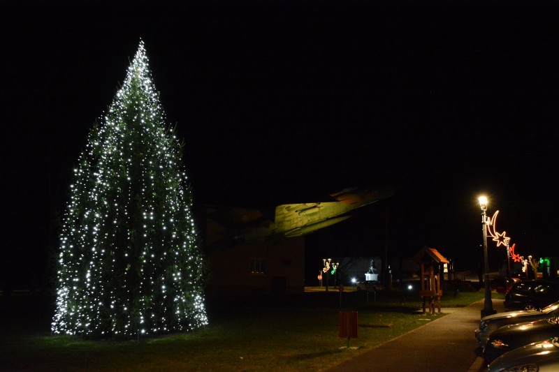 POVODOM BOŽIĆNIH I NOVOGODIŠNJIH BLAGDANA UREĐEN I OSVIJETLJEN CENTAR GORNJE STUBICE