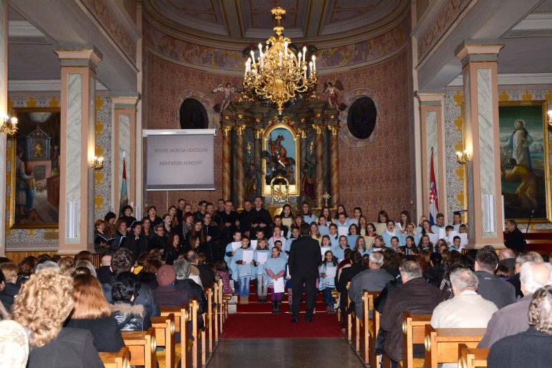 ODRŽAN ADVENTSKI KONCERT 