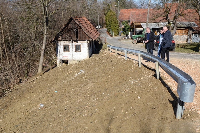 ZAVRŠILI RADOVI NA SANACIJI KLIZIŠTA KOD ŠOBAKA NA OPĆINSKOJ NERAZVRSTANOJ CESTI NC 1-009 ŠOBAKI-PELESKI U NASELJU DOBRI ZDENCI