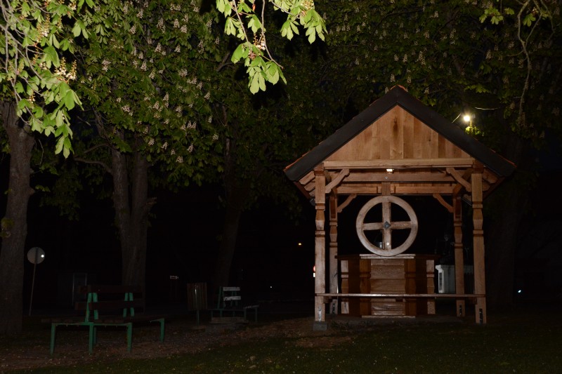 OSVIJETLJEN BUNAR NA TRGU SVETOG JURJA